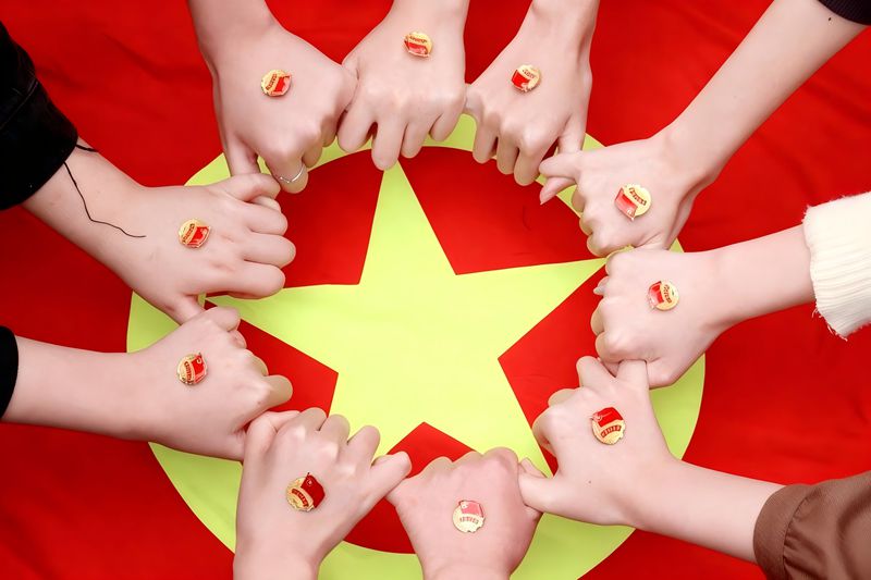 1778033202401813.jpg 團(tuán)旗團(tuán)徽合影2_副本.jpg